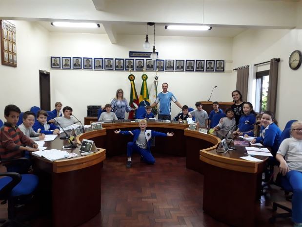 Câmara de Vereadores recebe visita de alunos da EMEF Ipiranga